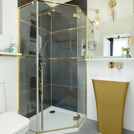 With Whirlpool Bathtub, Hébergement de vacances
