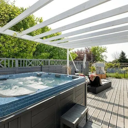 With Whirlpool Bathtub, Hébergement de vacances Wrzosowo (Kamien)